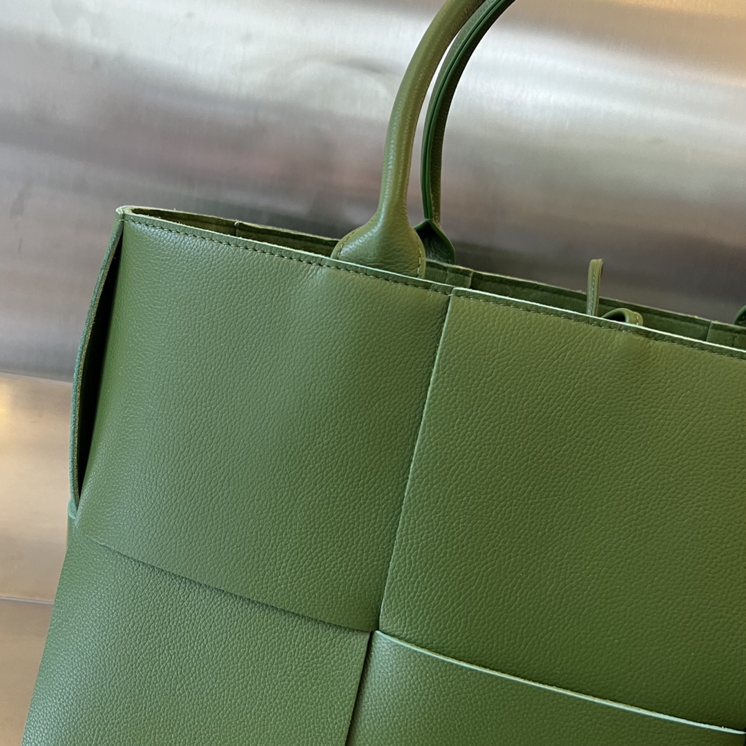 Medium Arco Intreccio Leather Tote Bag Forest Green